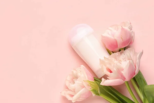 Frasco Desodorizante Flores Fundo Rosa — Fotografia de Stock