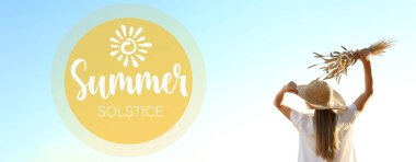 Dışarıda buğday dikenli bir kadın var. Yaz gündönümü