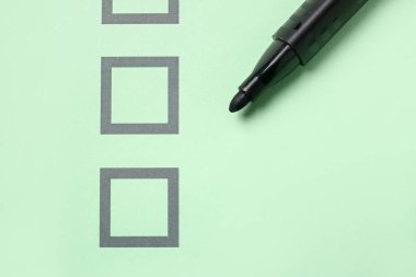 Siyah işaretli kontrol listesi kutusu, yakın plan