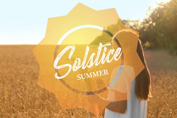 Жінка Пшеничними Колосками Полі Сонячний День Літнє Сонцестояння — стокове фото