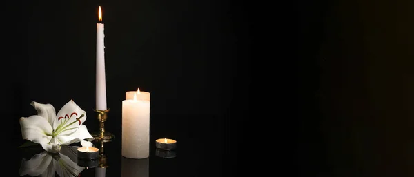Brandende Kaarsen Lelie Bloem Donkere Achtergrond Met Ruimte Voor Tekst — Stockfoto