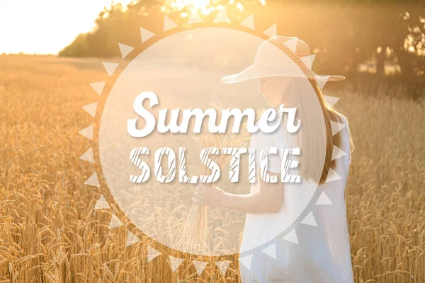 Жінка Пшеничними Колосками Полі Сонячний День Літнє Сонцестояння — стокове фото