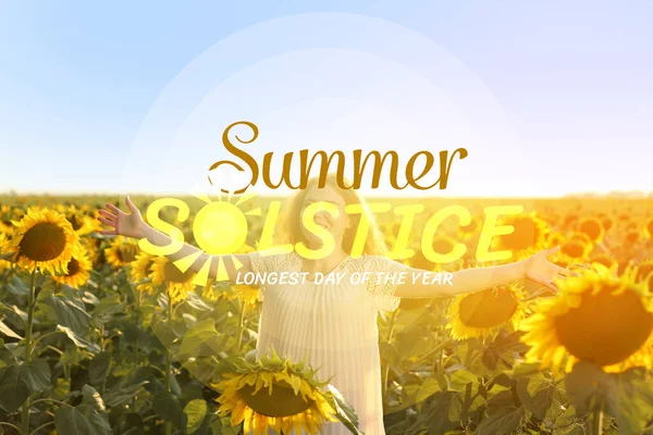 Frau Sonnenblumenfeld Einem Sonnigen Tag Sommersonnenwende — Stockfoto