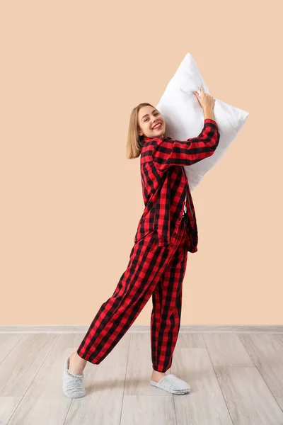 Jonge Vrouw Pyjama Met Kussen Buurt Beige Muur — Stockfoto