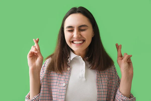 Szczęśliwa Młoda Kobieta Skrzyżowanymi Palcami Zielonym Tle Zbliżenie — Zdjęcie stockowe