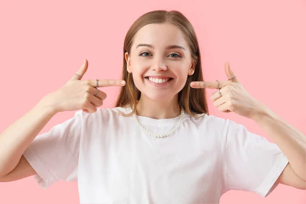 Jonge Vrouw Shirt Wijzend Haar Mond Roze Achtergrond — Stockfoto