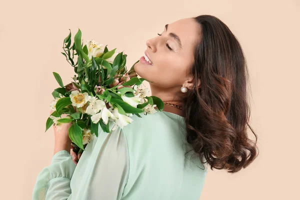 Ung Kvinna Klänning Med Alstroemeria Blommor Beige Bakgrund Närbild — Stockfoto
