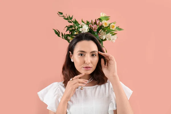 Ung Kvinna Klänning Med Alstroemeria Blommor Rosa Bakgrund — Stockfoto