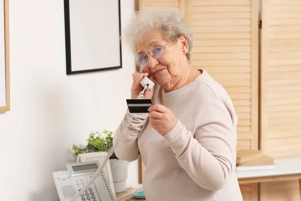 Senior Mulher Com Cartão Crédito Falando Por Telefone Casa — Fotografia de Stock