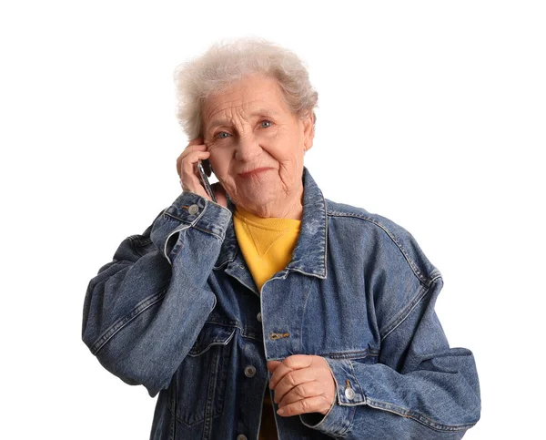 Mulher Sênior Falando Por Telefone Celular Fundo Branco — Fotografia de Stock