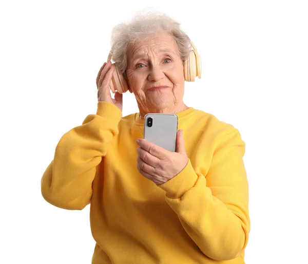 Donna Anziana Cuffia Con Cellulare Sfondo Bianco — Foto Stock