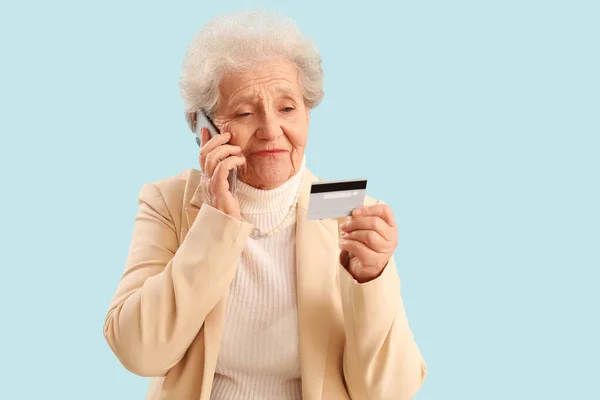 Senior Woman Credit Card Talking Mobile Phone Blue Background — Stock Photo, Image