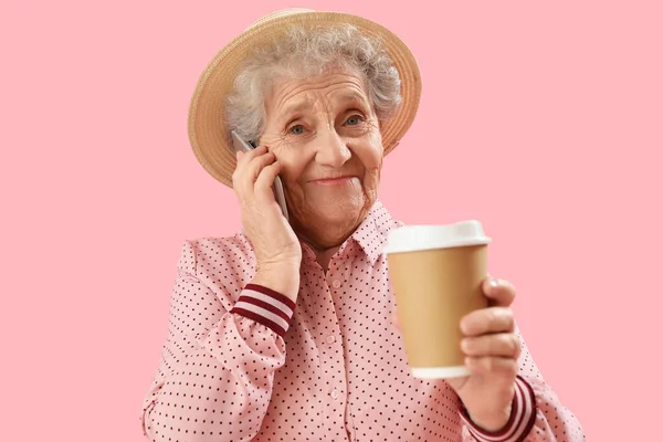 Mulher Sênior Com Xícara Café Falando Por Telefone Celular Fundo — Fotografia de Stock