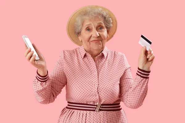 Senior Woman Mobile Phone Credit Card Pink Background — Stock Photo, Image