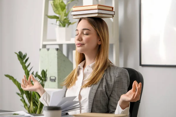 Joven Empresaria Meditando Con Libros Oficina Concepto Equilibrio — Foto de Stock