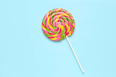 Mavi arkaplanda renkli lolipop