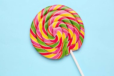 Mavi arkaplanda renkli lolipop