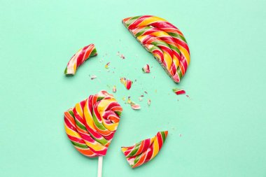 Turkuaz arka planda ezilmiş renkli lolipop