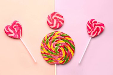 Pembe ve leylak arkaplanda tatlı lolipoplar