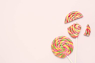 Pembe arka planda rengarenk lolipoplar.