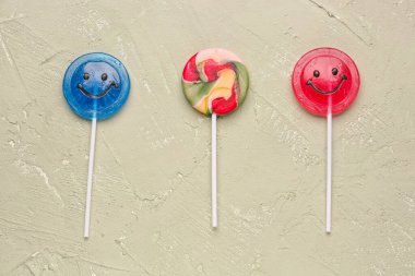 Gri grunge masasında tatlı lolipoplar