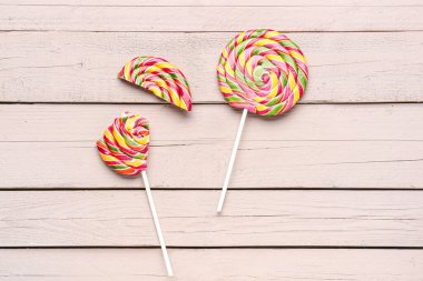 Beyaz ahşap masada rengarenk lolipoplar.