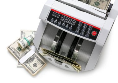 Beyaz arka planda dolar banknotları olan modern para sayma makinesi, yakın plan