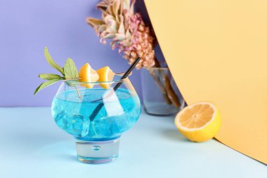 Masada limon ve naneli mavi kokteyl, yakın plan.