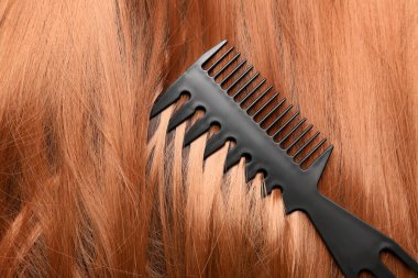 Güzel saçlarını tara, yakından.