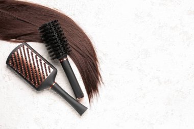 Kahverengi saçlı, beyaz arka planda fırçalar.