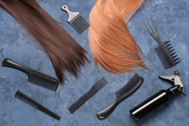 Taraklı farklı saçlar ve grunge arka planda sprey.