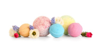 Beyaz arka planda çiçekli banyo bombaları