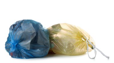 Beyaz arkaplanda farklı çöp torbaları var.