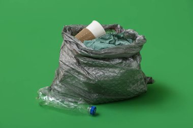 Yeşil arka planda tam çöp torbası
