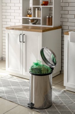 Modern mutfağın içi çöp dolu.