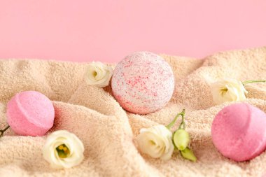 Pembe arka planda güllü banyo bombaları