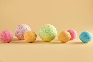 Bej arka planda banyo bombaları