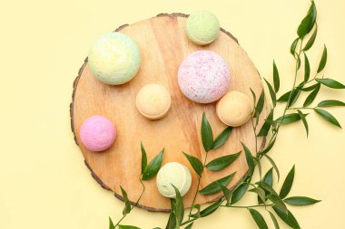 Banyo bombalı ahşap tezgah ve bej arka planda dallar