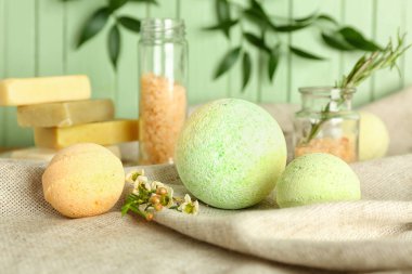 Havlu üzerinde çiçekler olan banyo bombaları, yakın plan.