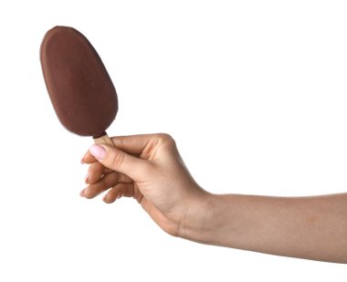 Nefis çikolata kaplı dondurmayı beyaz arka planda tutan kadın.