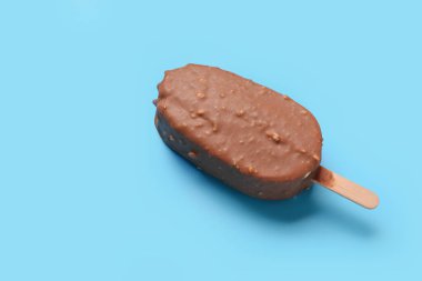 Çikolata kaplı lezzetli dondurma mavi arka planda.