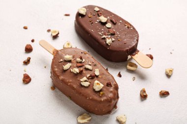 Beyaz masada ezilmiş fındıklı çikolata kaplı dondurma.