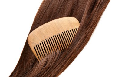 Kahverengi saçlı, taraklı beyaz arkaplan