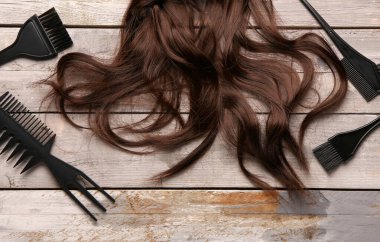 Kahverengi saçlı, ahşap arka planda fırçalar.