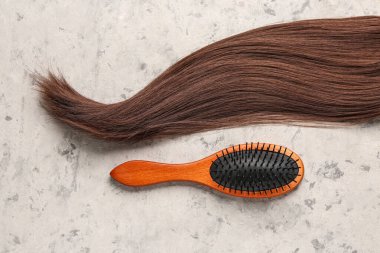 Kahverengi saçlı grunge arkaplanda fırça