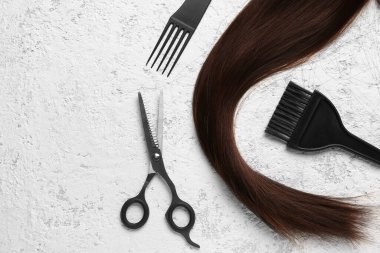 Kahverengi saçlı, makaslı ve grunge arka planda fırçalı.