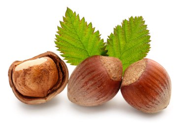 Beyaz arka planda yaprakları olan kabuklu fındıklar