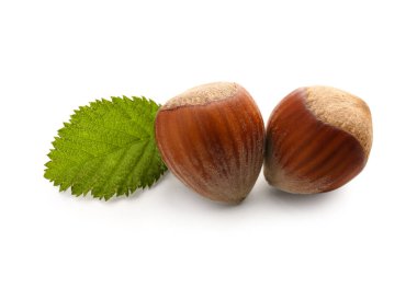 Beyaz arka planda yaprak ile kabuklu fındık