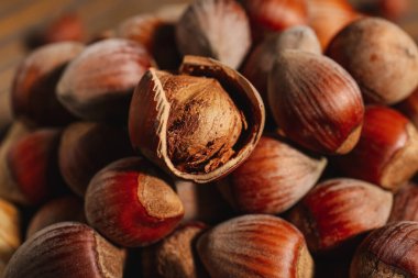 Arka plan olarak kabuklu fındıklar, yakın plan