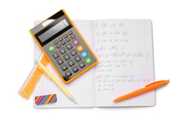Matematik formülleri, hesap makinesi ve kırtasiye malzemelerinin olduğu metin beyaz arkaplanda izole edilmiş.